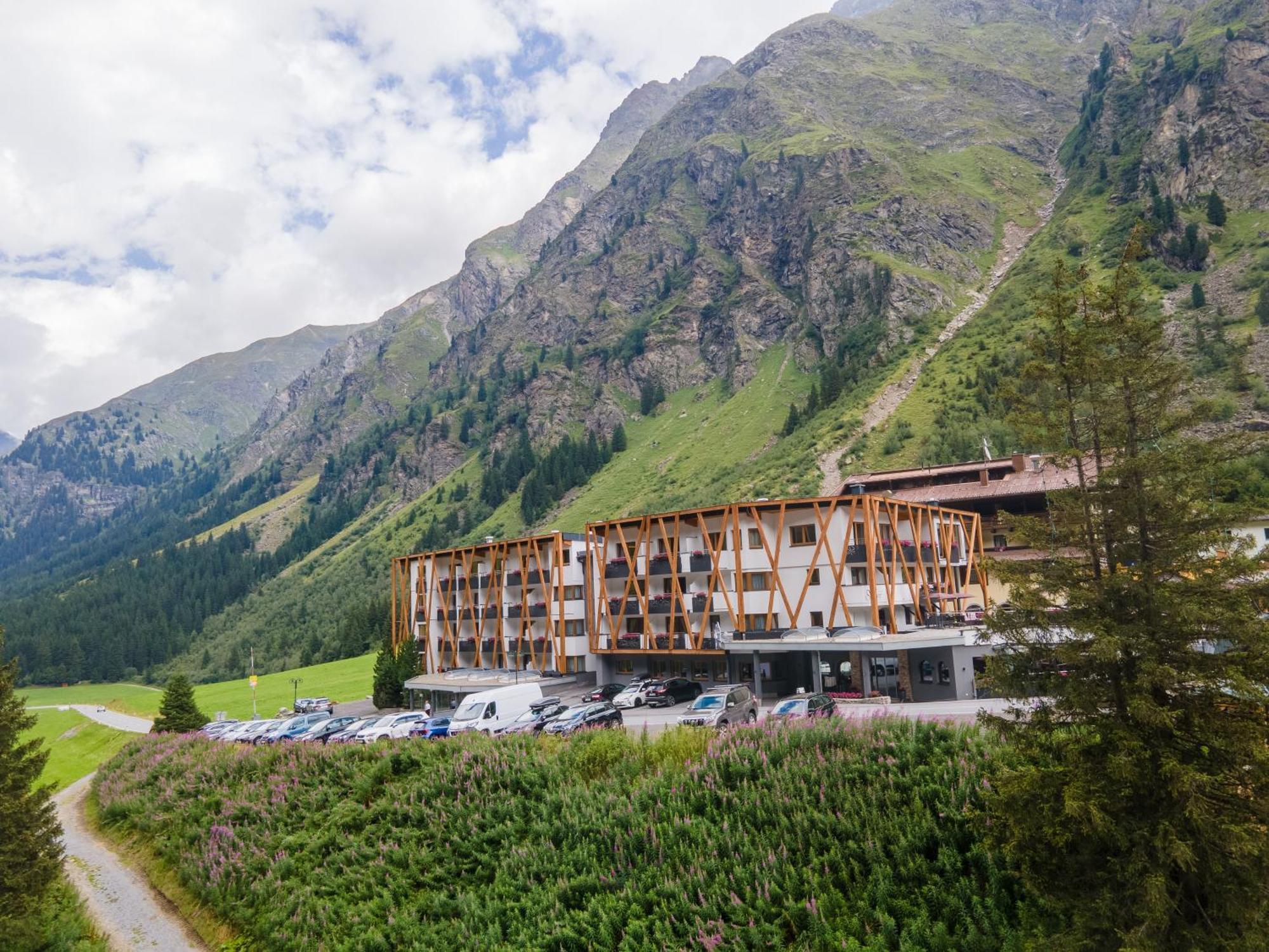 Hotel Gundolf Sankt Leonhard im Pitztal Exterior photo